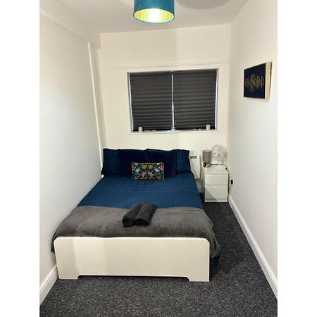 Enjoy A Spacious Lounge With A Cozy Sofa Bed And A Private Ensuite Bedroom Веднсбері Екстер'єр фото