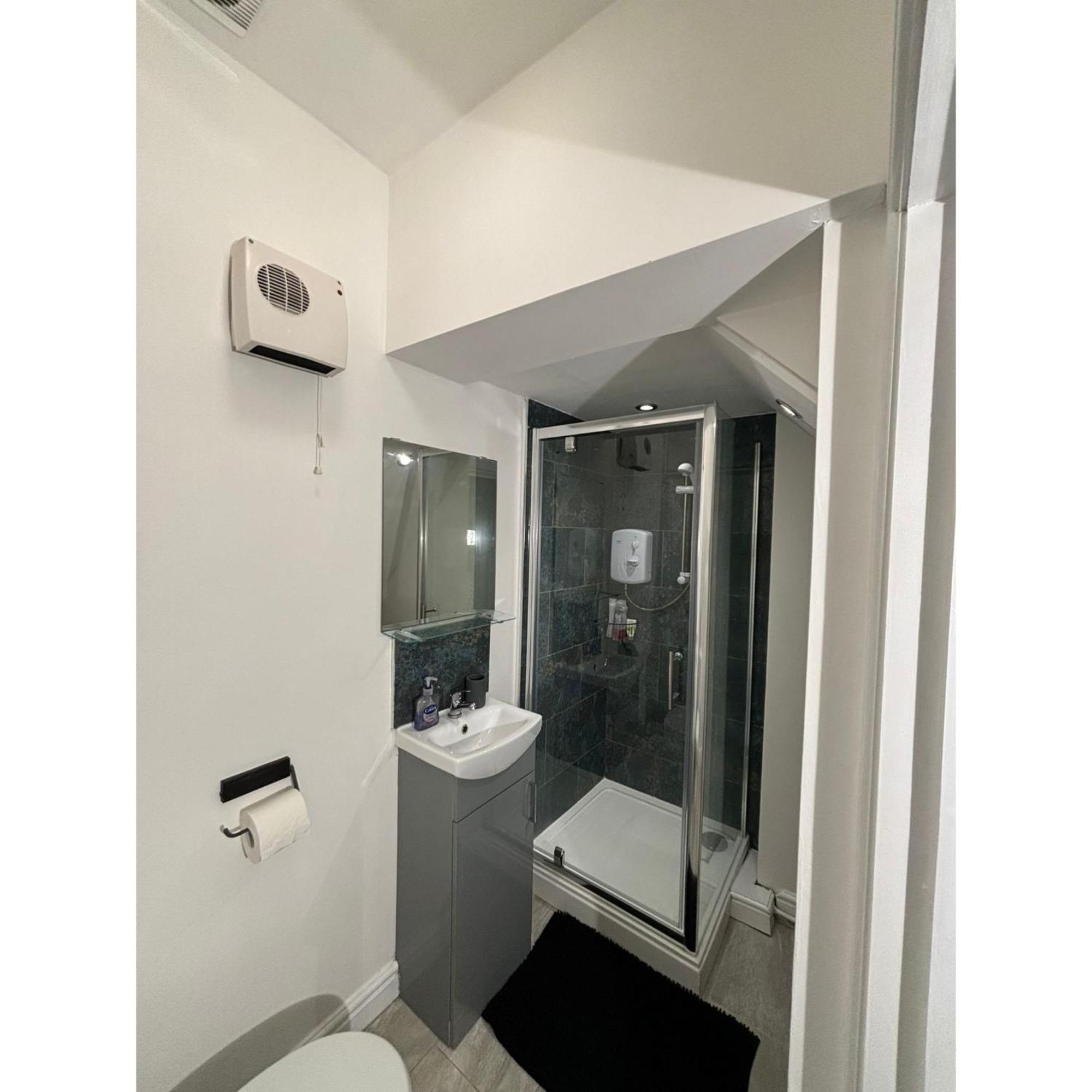Enjoy A Spacious Lounge With A Cozy Sofa Bed And A Private Ensuite Bedroom Веднсбері Екстер'єр фото