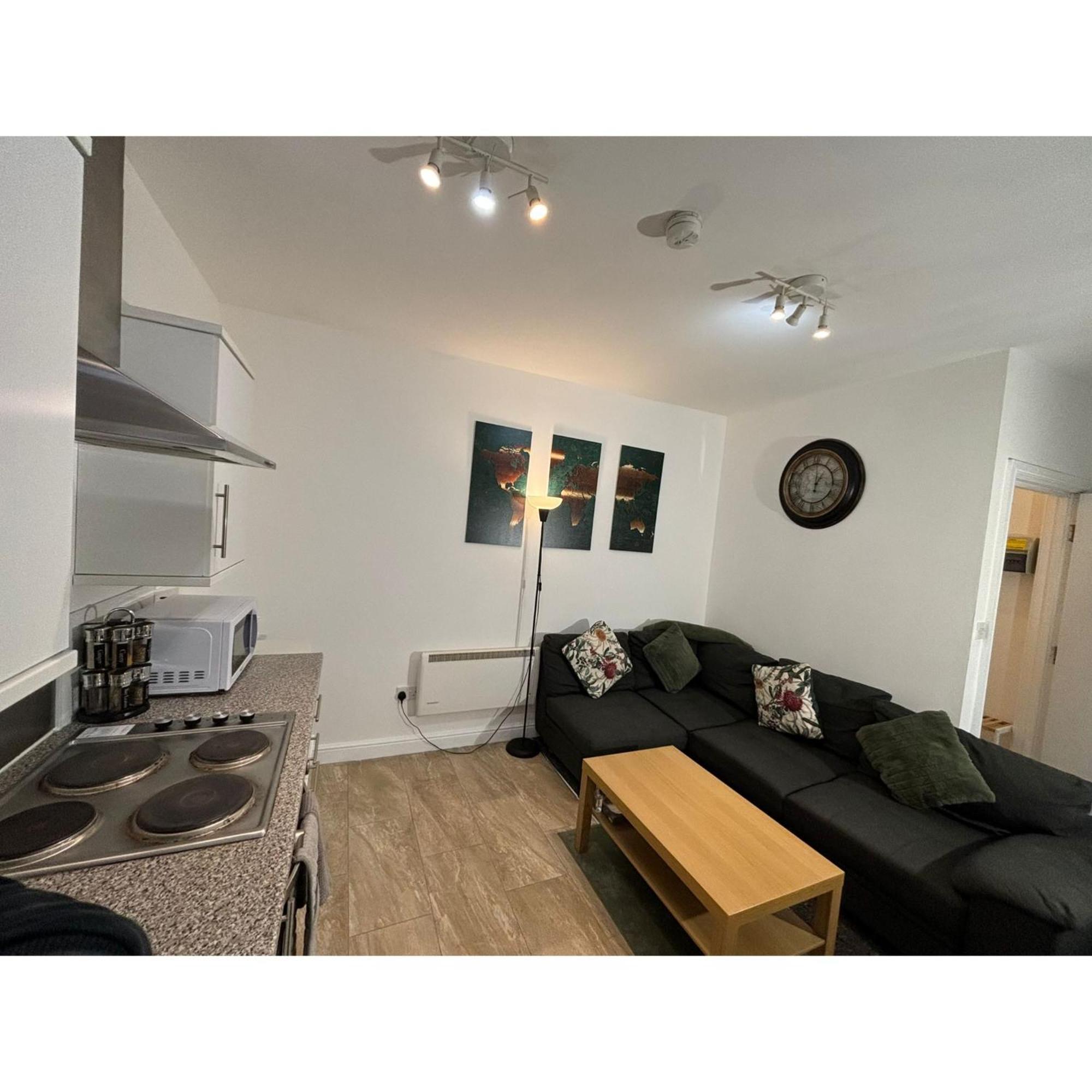 Enjoy A Spacious Lounge With A Cozy Sofa Bed And A Private Ensuite Bedroom Веднсбері Екстер'єр фото