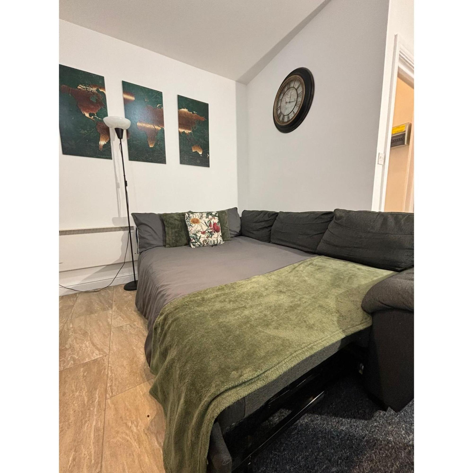 Enjoy A Spacious Lounge With A Cozy Sofa Bed And A Private Ensuite Bedroom Веднсбері Екстер'єр фото